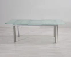 Utdragbart matbord med glasskiva