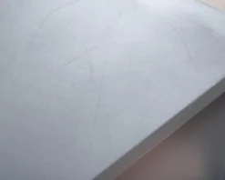 Vägghylla i trä mörkgrå