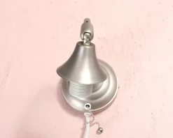 Vägglampa i metall