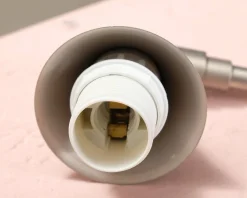 Vägglampa i metall