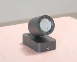 Vägglampa svart