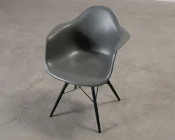 Vitra Eames DAW stol grå
