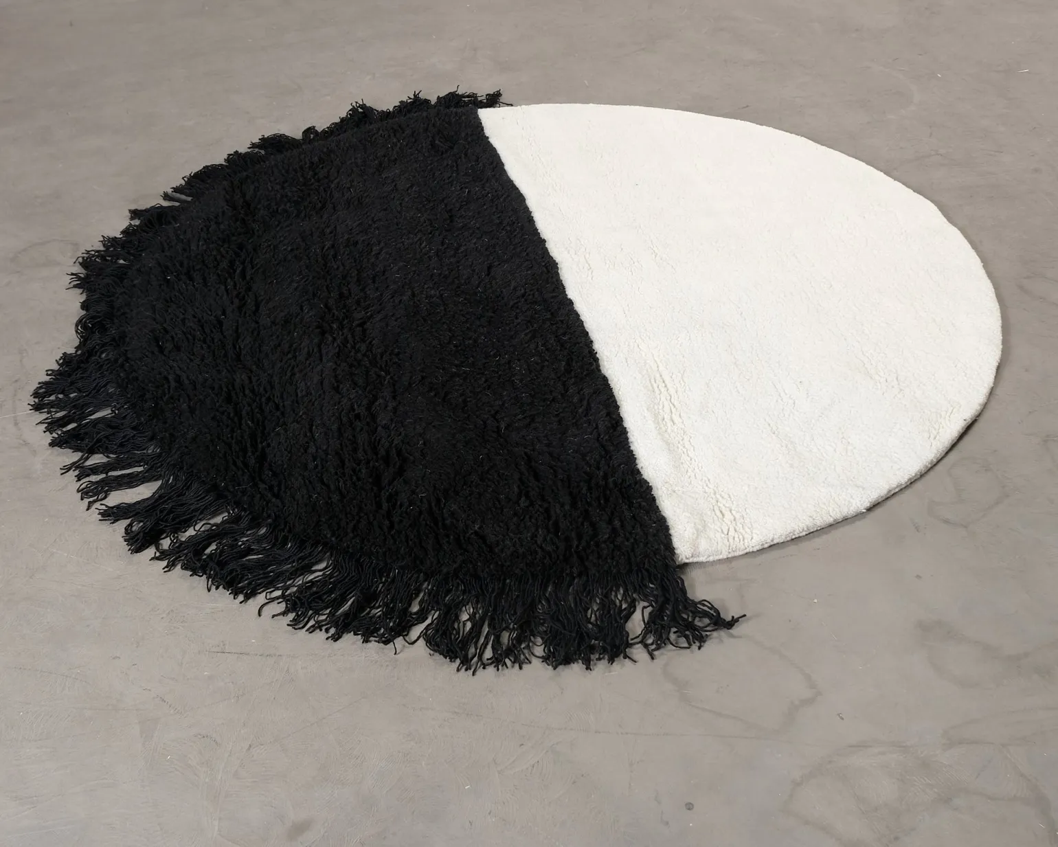Woven Works Arc ullmatta ø 200 cm vit / svart