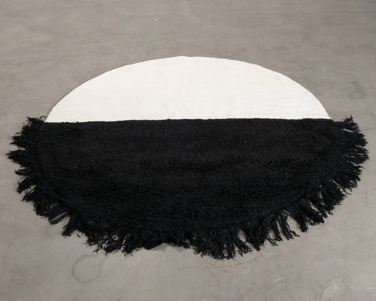 Woven Works Arc ullmatta ø 200 cm vit / svart
