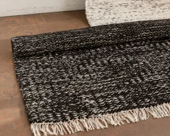 Woven Works Väre matta 140 x 200 cm svart