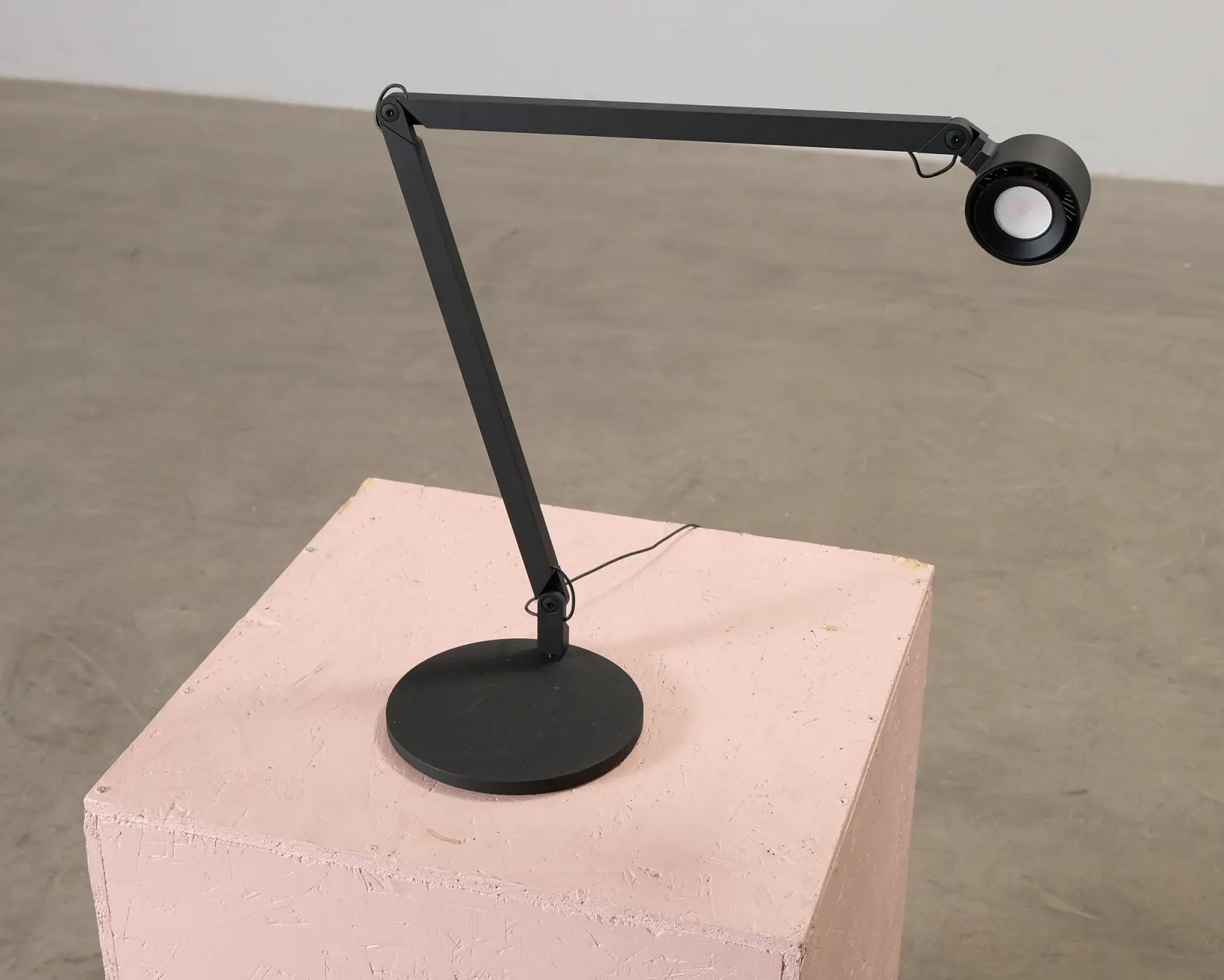 Wästberg w227 Winkel bordslampa svart
